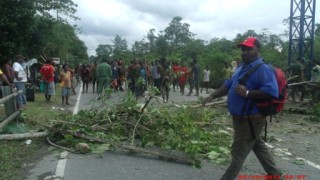 Papuans block the road following the shooting of Andreas