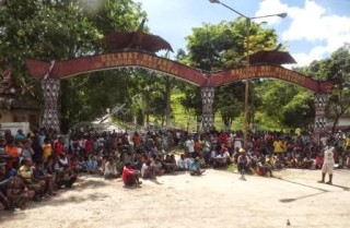 students outside the entrance to Cendrawashi Univesity