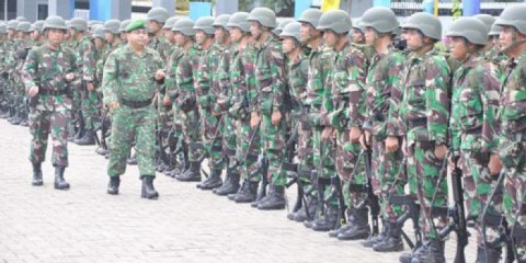 Indonesian Military Commander of the 650 troops with his soldiers