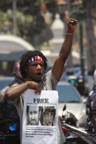 West-Papuan-protestor-calls-for-the-release-of-French-jounalists-detained-in-West-Papua