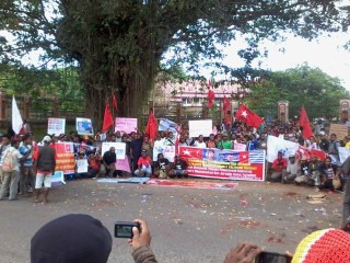 West Papuans in Manokwari hold a protest in support of the journalists' freedom 