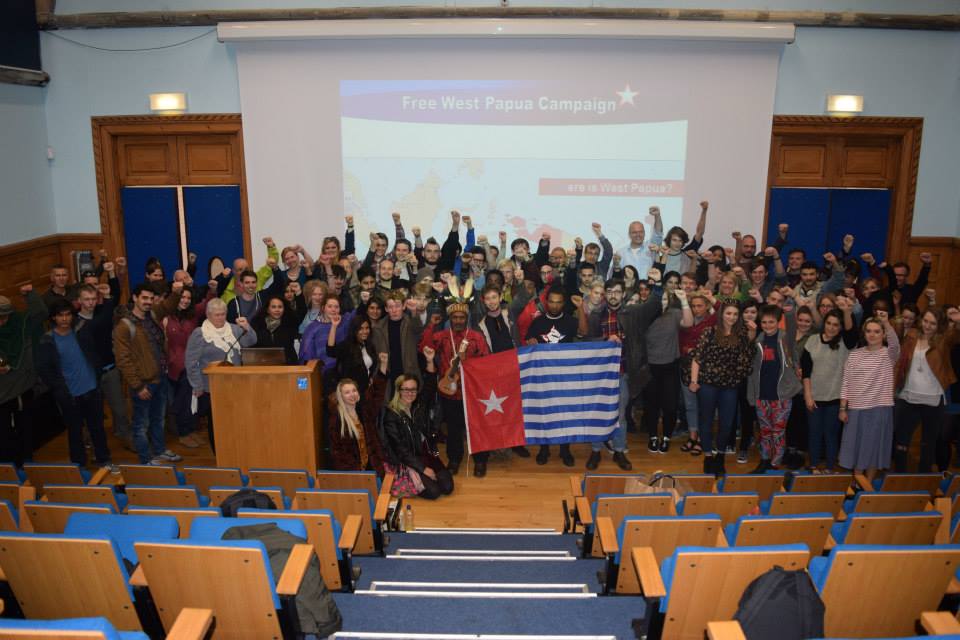 The audience and Benny at the end of the talk 