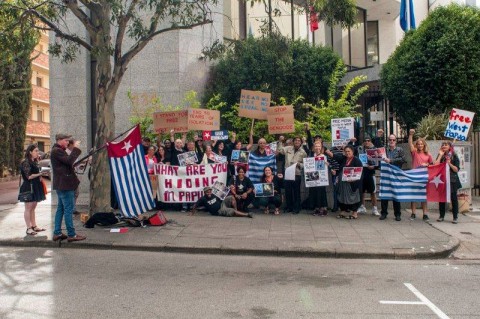 Free Wets Papua Campaign Perth protesting in front of the Indonesian Embassy 