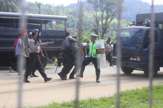 West Papuans in Port Numbay/Jayapura, being arrested and beaten by armed Indonesian police 