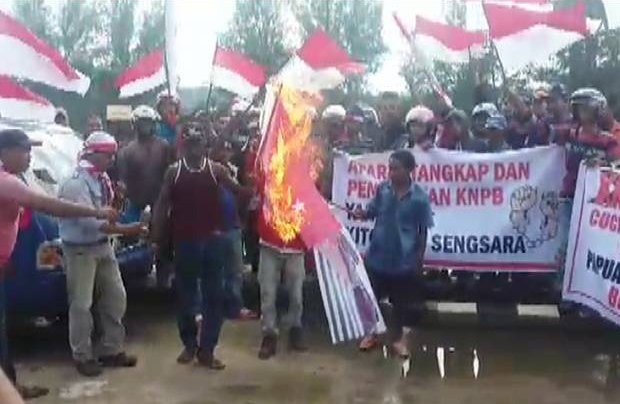 Indonesian militia burning the West Papuan flag 